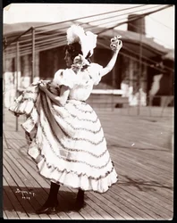 Een actrice in kostuum repeteert op het dak van wat waarschijnlijk het New York Theatre is, New York, 1900